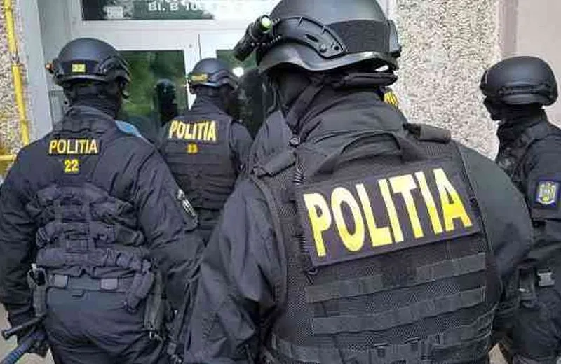 Persoane bănuite de proxenetism, reținute de polițiști