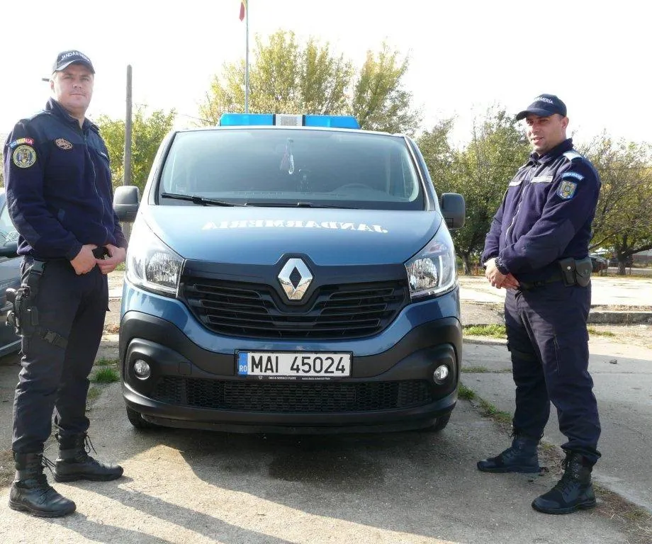A ieșit pe stradă cu un cuțit în mână, amenințând trecătorii, într-o zonă foarte circulată din Călărași