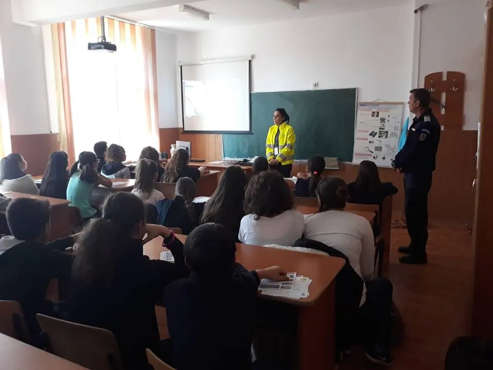 Campanie în școli privind obligațiile deținătorilor de câini