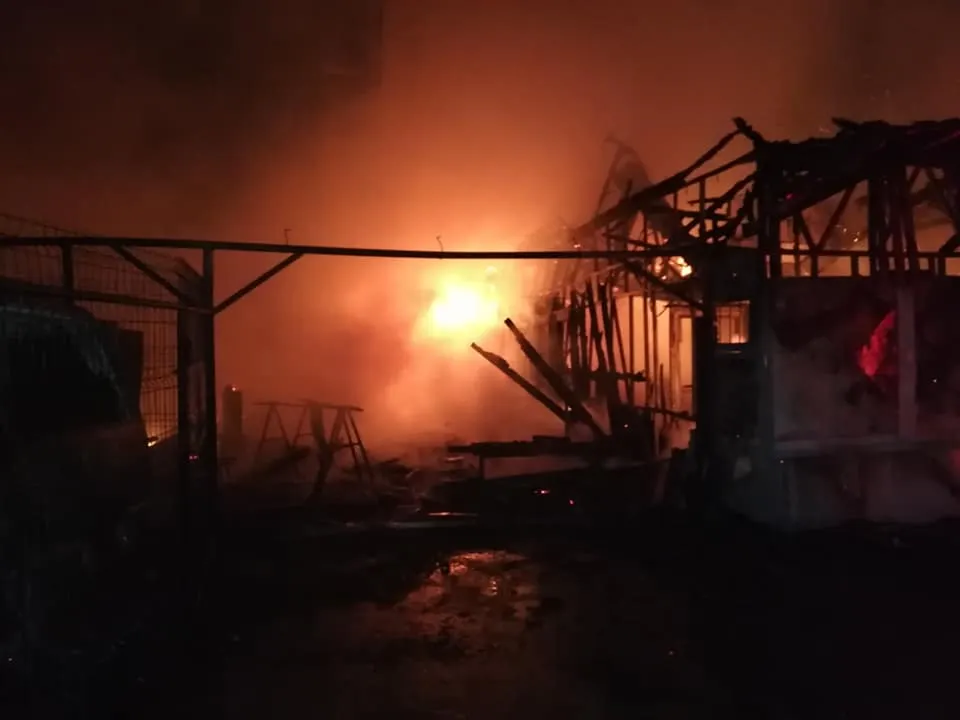 Video | Puternic incendiu în municipiul Călărași. Un bar și un atelier s-au făcut scrum