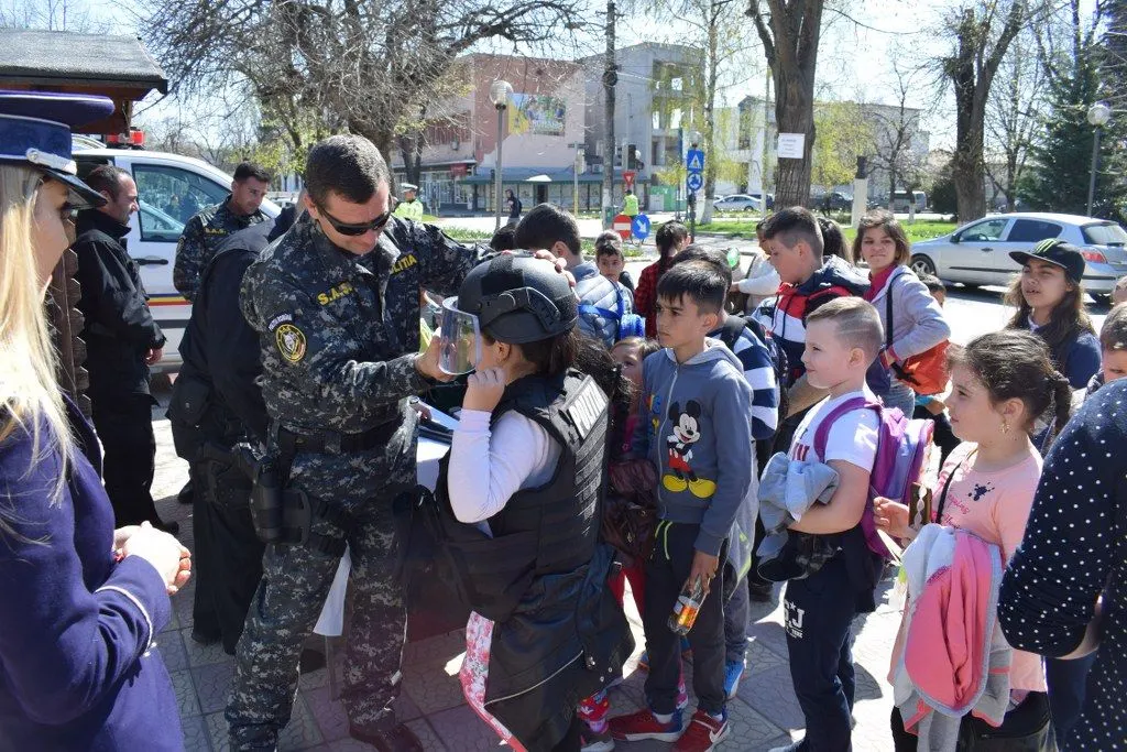 12 ofiţeri şi 35 de agenţi de poliţie din cadrul IPJ Călăraşi au fost avansaţi de Ziua Poliției