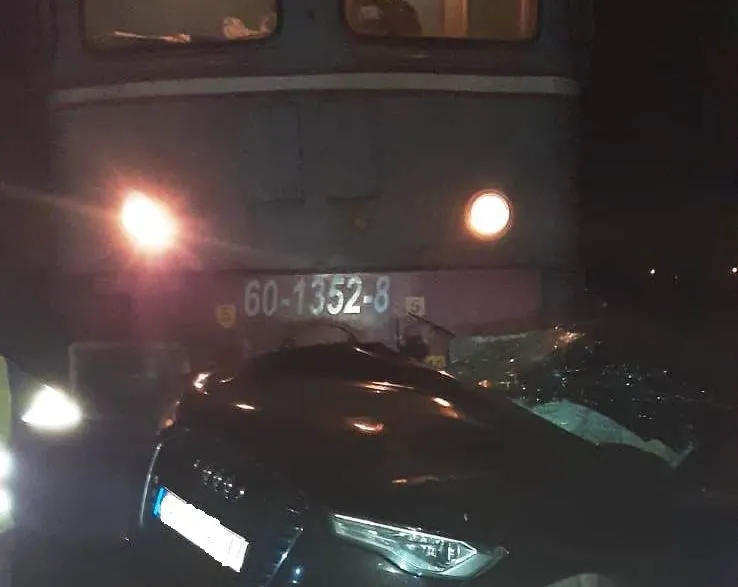 Accident feroviar la Plătărești. Pasagerii unui Audi A6 răniți grav