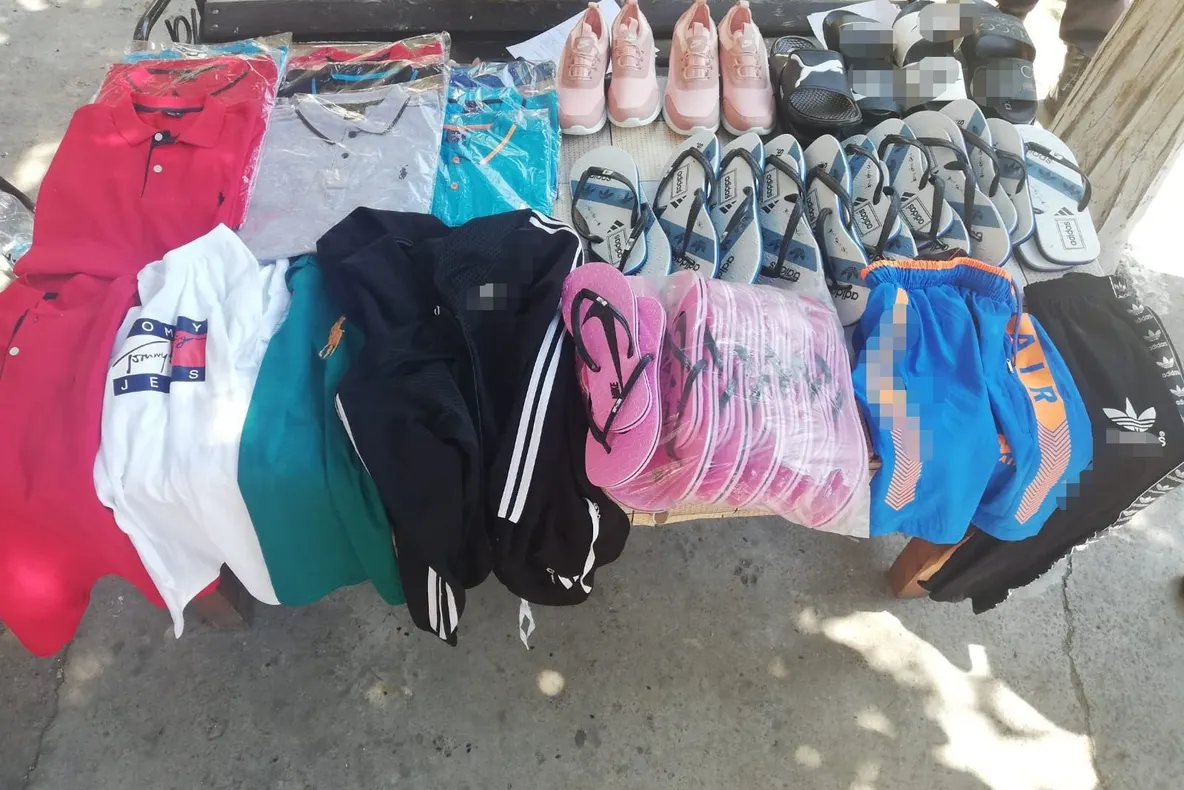 Îmbrăcăminte contrafăcută, confiscată de jandarmi