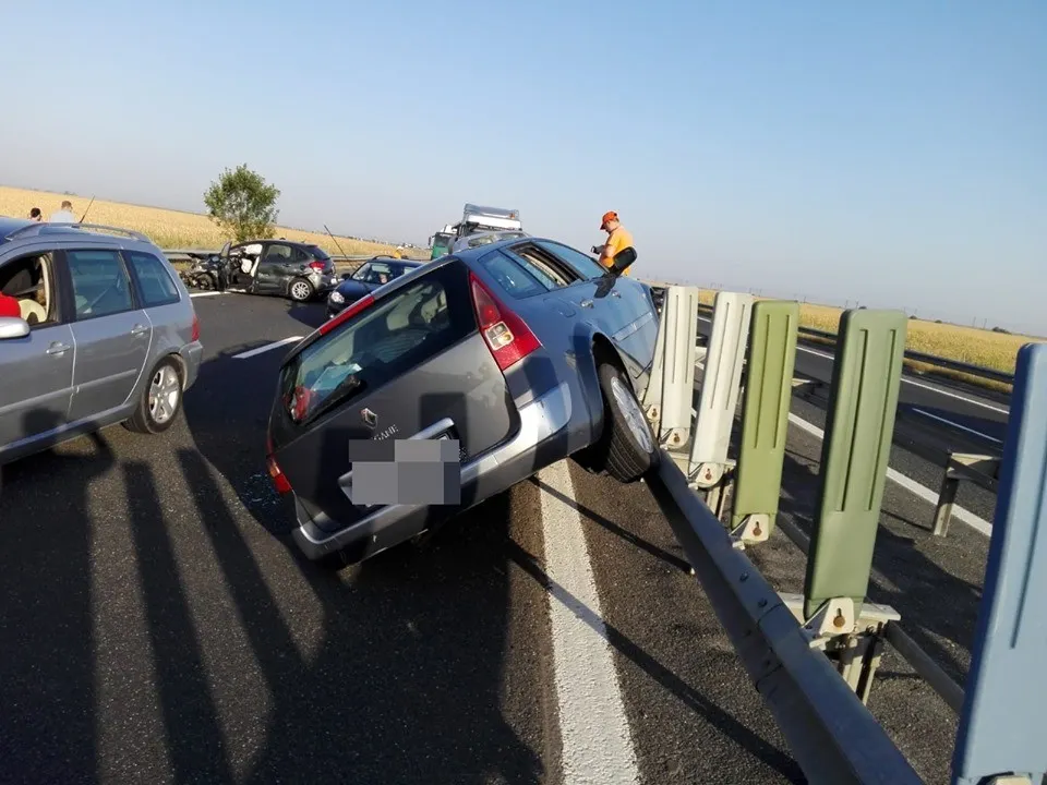 ACCIDENT! S-a suit cu mașina pe parapetul median al Autostrăzii A2. Atenție, traficul este îngreunat!