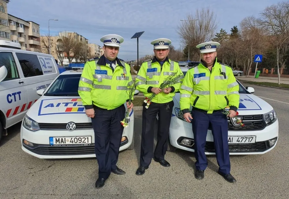 Polițiștii călărășeni au dat ieri foarte multe... mărțișoare