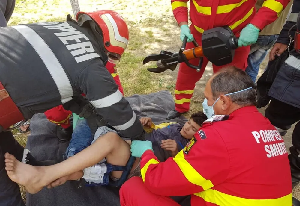 Copil de 12 ani, blocat într-un leagăn din parcul Aurora din Călărași