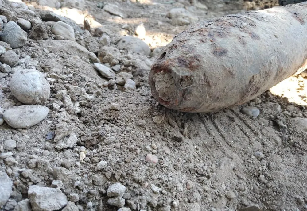 FOTO| Proiectil de artilerie, din perioada conflictelor militare, găsit în localitatea Borcea