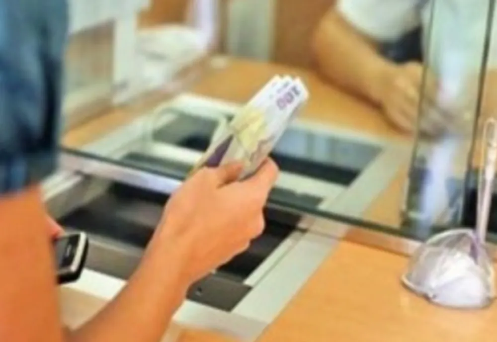 VIDEO Jaf cu bilețel la o bancă din București: "Dacă nu-mi dai banii, te tai". Atacatorul a obținut 10.000 de lei