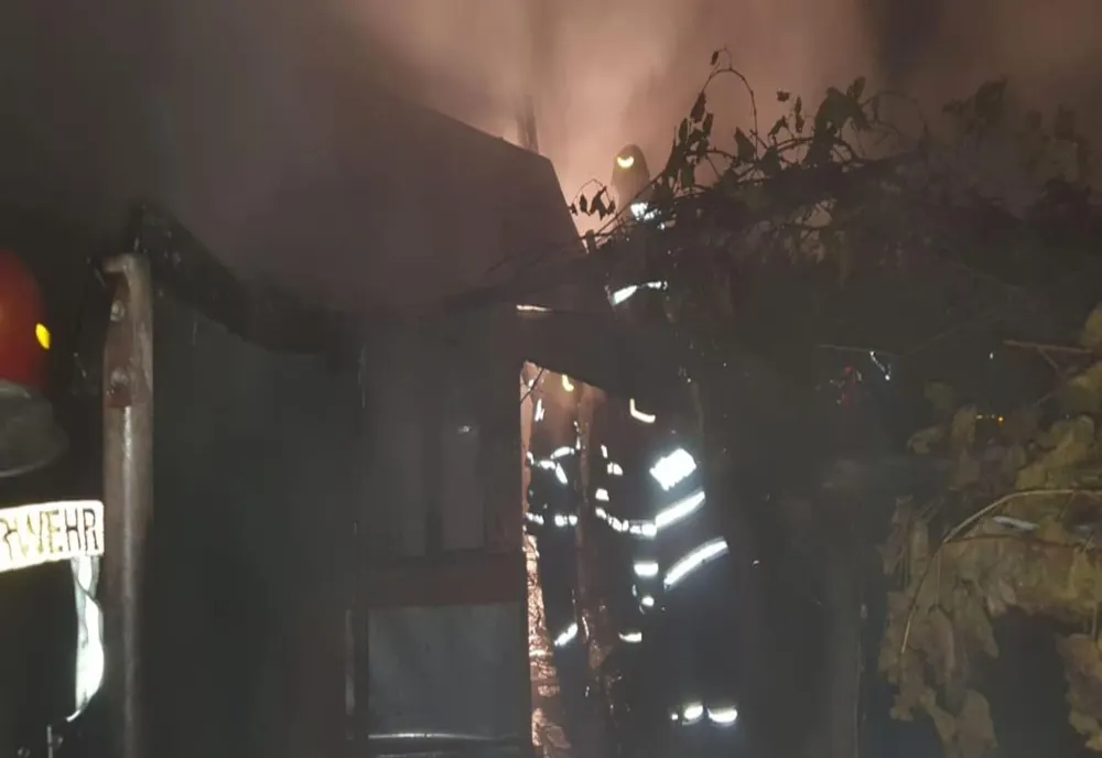 FOTO| Incendiu puternic la o casă din Alexandru Odobescu