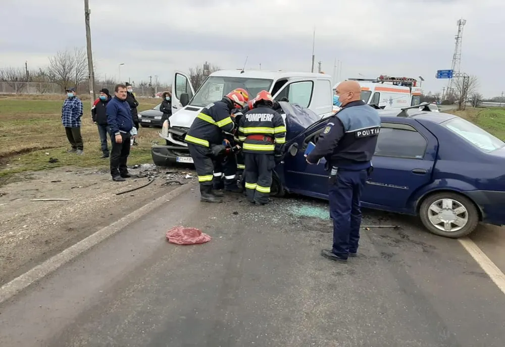 Impact violent, două persoane rănite