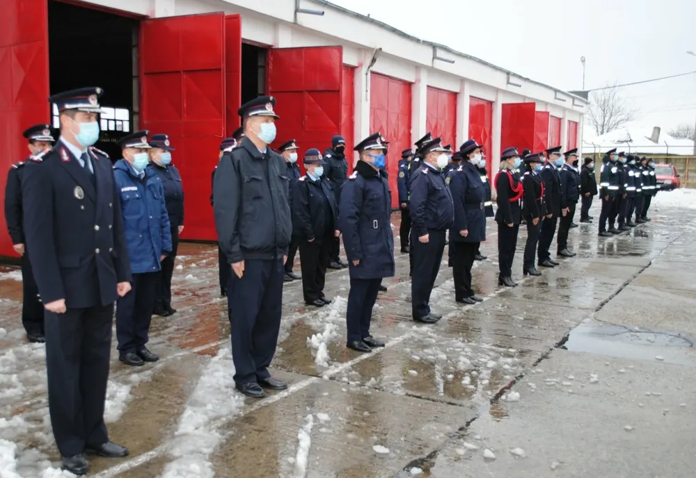 Şase pompieri militari din cadrul I.S.U. Călărași au fost înaintați în grad înainte de termen