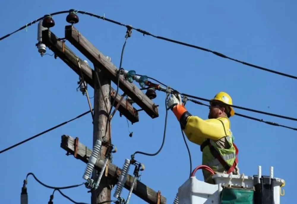 Românii - DESPĂGUBIȚI de furnizorii de energie cu până la 300 de lei pentru penele de curent