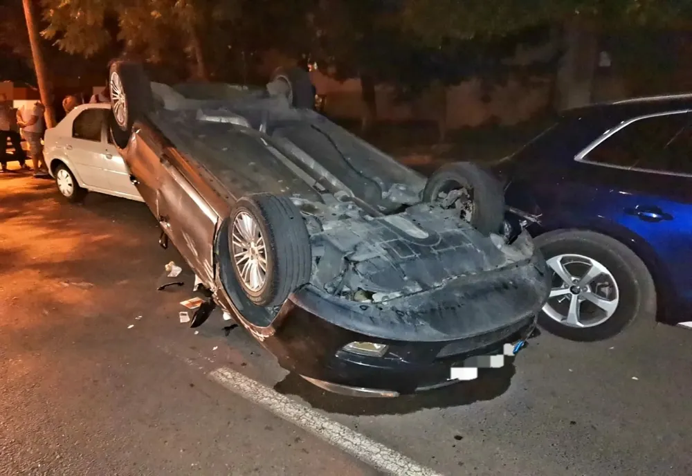 CINCI mașini făcute PRAF de un şofer beat criţă