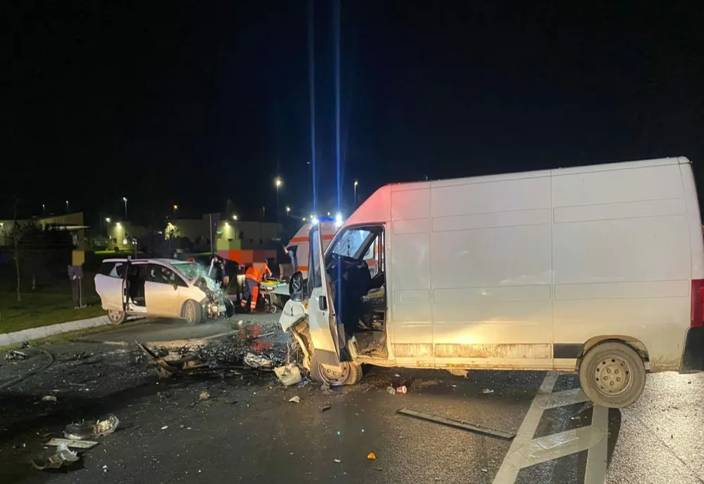 FOTO Impact nimicitor pe DN2. Trei persoane rănite