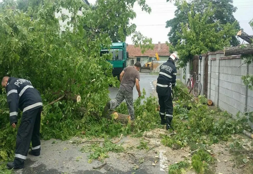 Cod roșu de furtuni. Vijeliile au făcut prăpăd în țară -  VIDEO