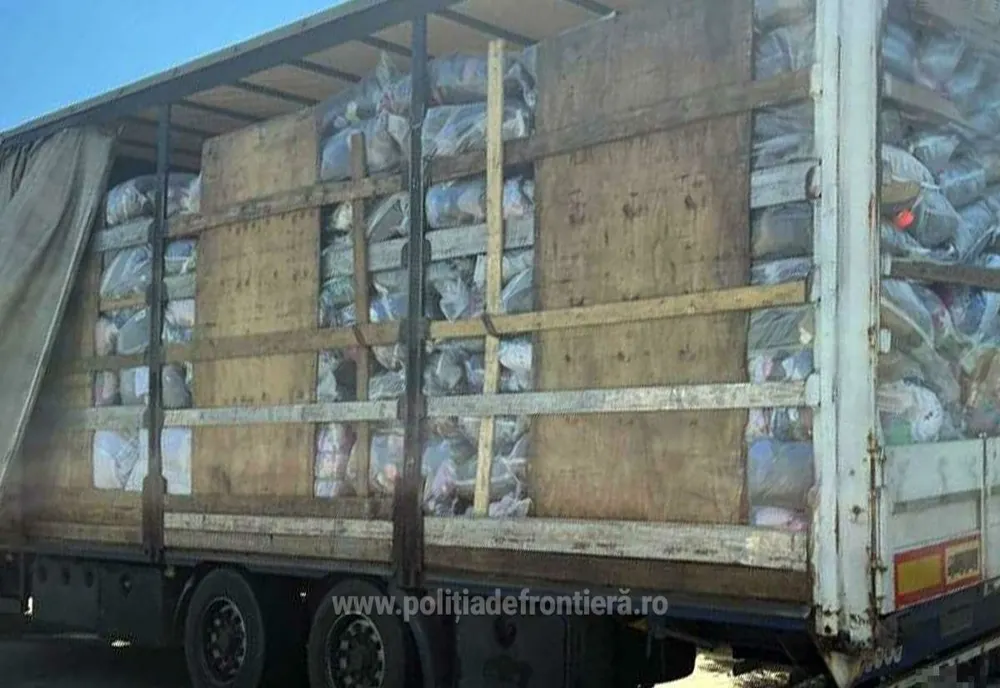  FOTO 18 tone de haine second-hand, transportate ilegal din Bulgaria, oprite la Călărași