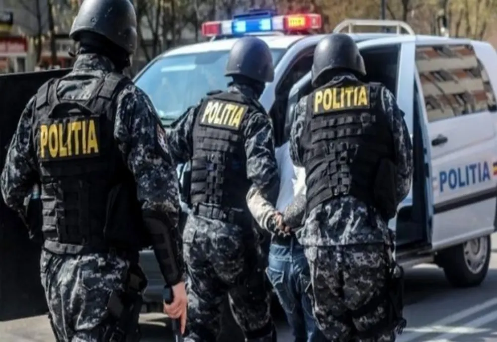 Traficanți de droguri săltați de polițiști și duși la penitenciar