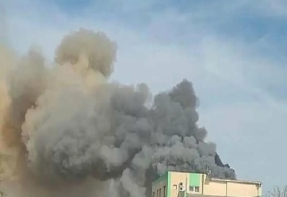 Incendiu la o fabrică de prelucrare a laptelui din Mizil. Pompierii intervin cu 5 autospeciale