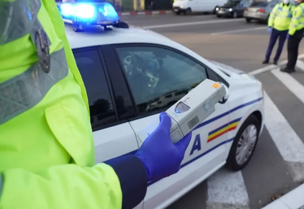 Femeie lovită de o mașină de poliție în timp ce traversa neregulamentar