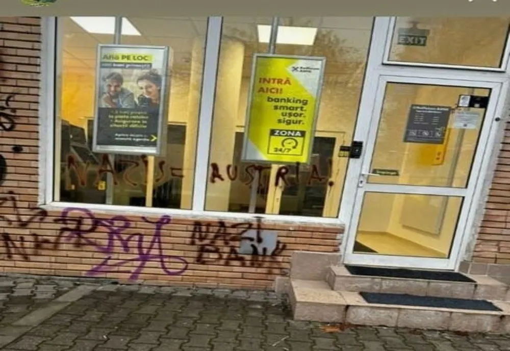 O sucursală a unei bănci austriece din Cluj a fost vandalizată cu mesaje împotriva Austriei (FOTO)