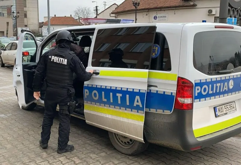 O femeie și un bărbat  sunt cercetați sub control judiciar pentru proxenetism.  Foloseau metoda „loverboy” pentru a racola victime