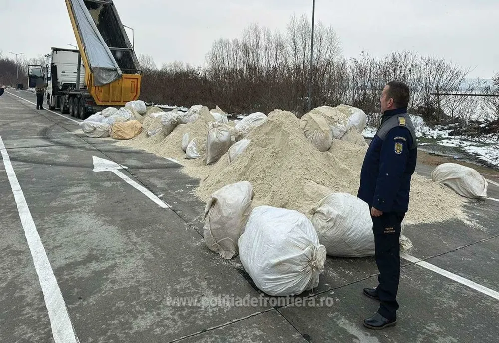 FOTO VIDEO  Captură a polițiștilor de frontieră la Călărași. Zeci de saci cu tutun, ascunși în semiremorca unui TIR