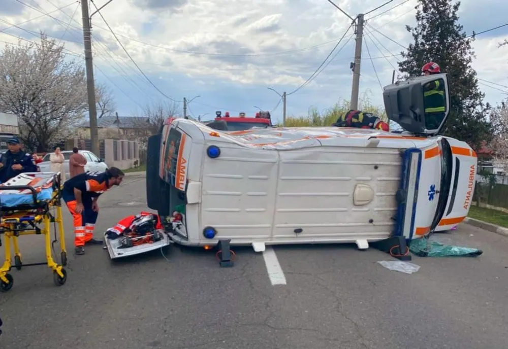 Ambulanță în misiune, răsturnată în Urziceni. Trei răniți, printre care un copil de 1 an