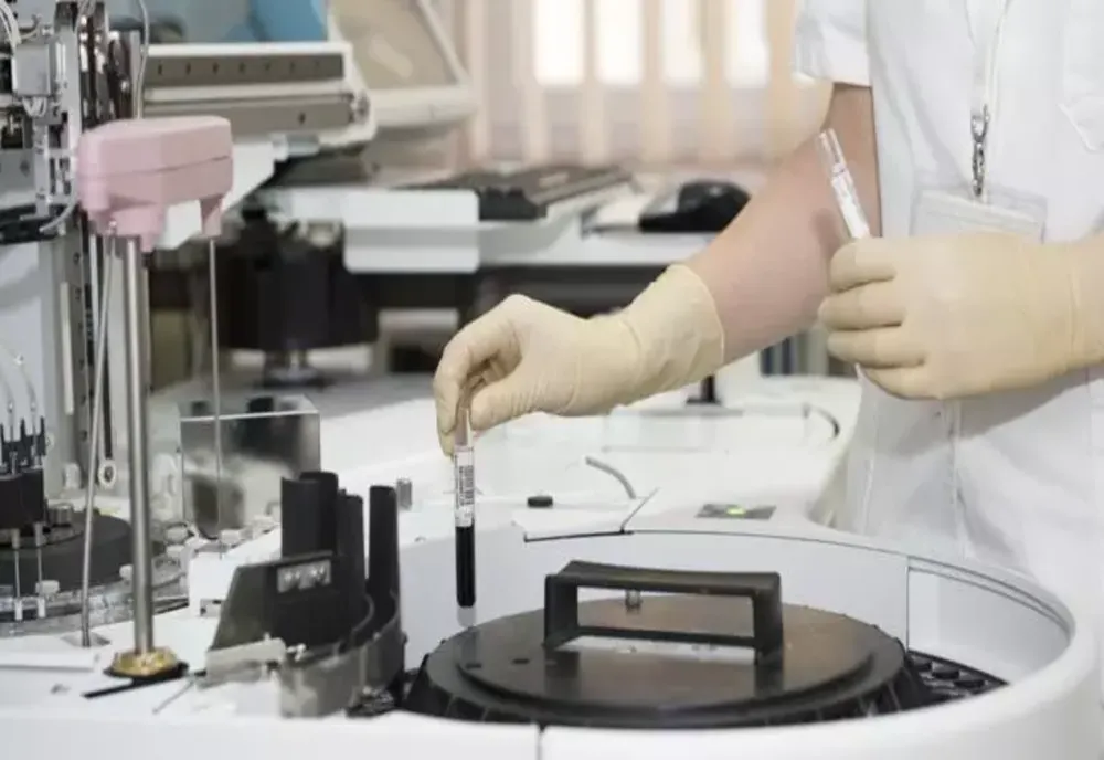 Un test de sânge i-ar putea scuti pe bolnavii de cancer de chimioterapie