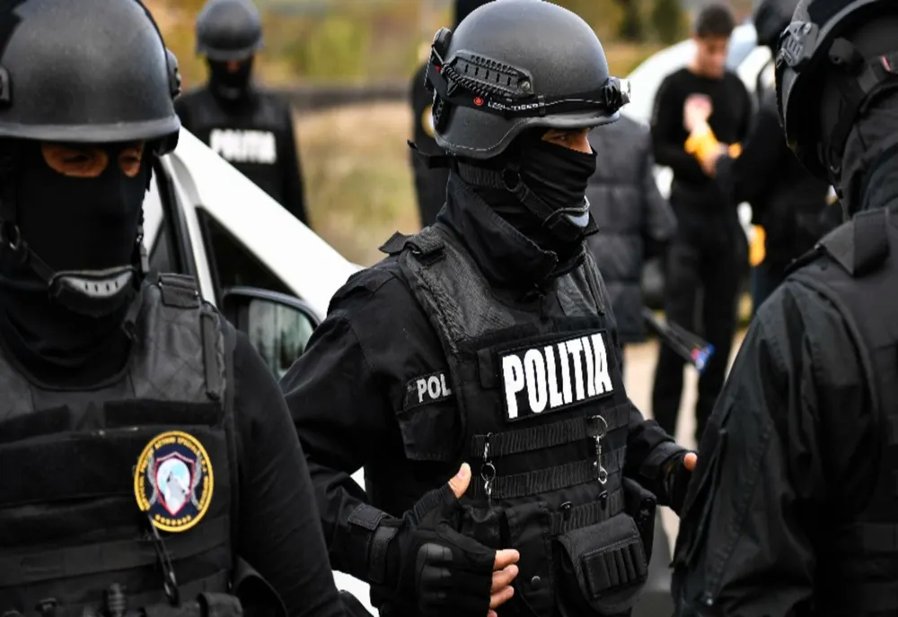 VIDEO Reținuți pentru trafic internațional de droguri, proxenetism, furt calificat. Grup infracțional destructurat