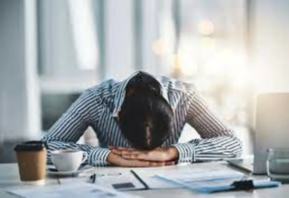 Burnoutul, suferința oamenilor care muncesc până la epuizare. Simptomele, explicate de un psiholog