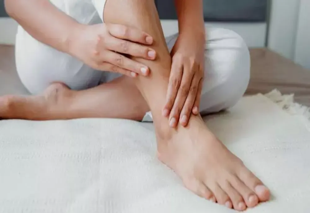 Vara, anotimpul picioarelor umflate. Cum scăpăm de această problemă simplu și natural