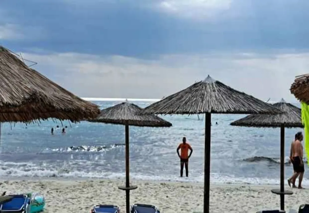 ALERTĂ PE LITORALUL MĂRII NEGRE: BACTERIE PERICULOASĂ PENTRU COPII ȘI CONSUMATORII DE FRUCTE DE MARE