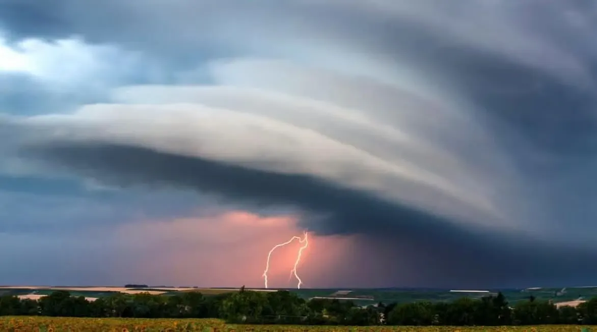 Alertă de la ANM. Avertizări nowcasting de vreme rea în mai multe localități: averse torențiale, vijelii și descărcări electrice