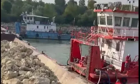 Un om de afaceri din Călărași, suspectat că ar fi vrut să fure fier vechi din barjele scufundate în Dunăre