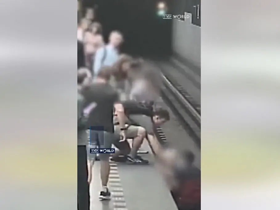 Momentul în care un copil de 7 ani cade la metrou, chiar înainte de sosirea trenului