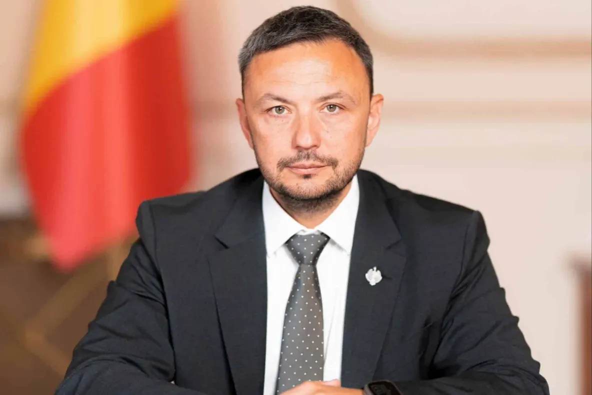 Senatul a adoptat proiectul AUR privind limitarea deductibilității cheltuielilor intra-grup. Inițiator este deputatul AUR de Călărași, Dragoș Coman