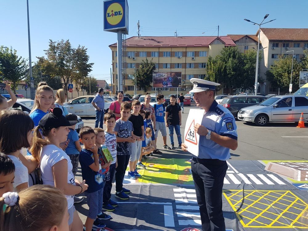 Polițiștii i-au învățat pe copii regulile de circulație în cadrul campaniei „Verde la educație pentru circulație”