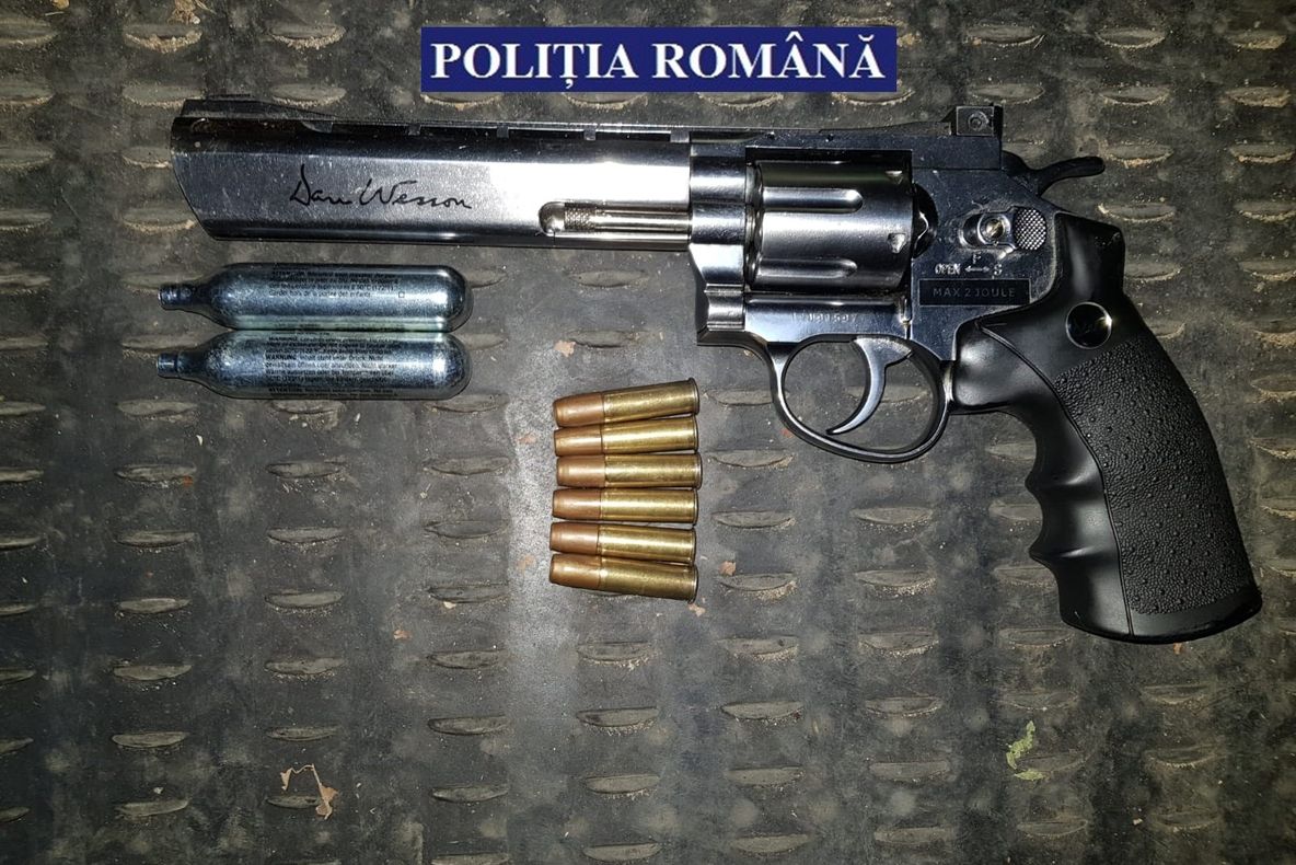 3 persoane reținute pentru furturi din societăți și deținere de arme neletale
