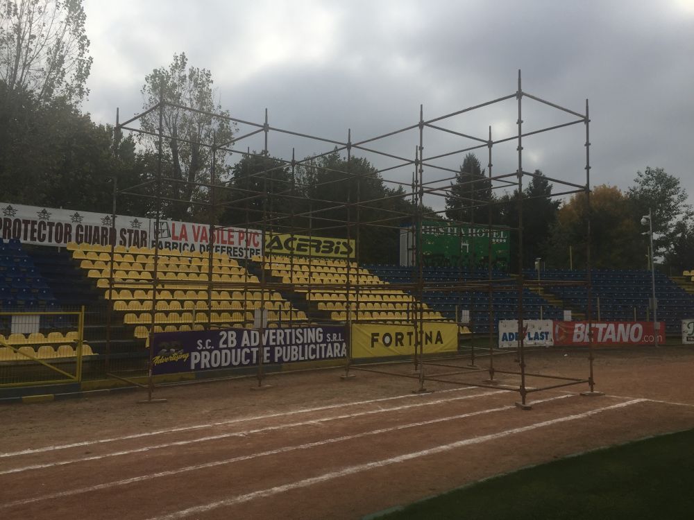 Video | A început montarea nocturnei la Stadionul Ion Comșa! Cererea de bilete pentru partida cu FCSB este foarte mare