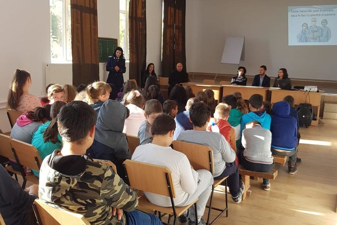 Polițiștii au discutat cu elevii din mediul rural pe tema delincvenței juvenile