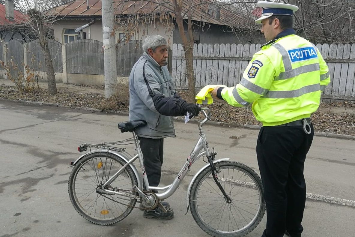 Acțiune preventivă a polițiștilor pentru prevenirea accidentelor la bicicliști și pietoni