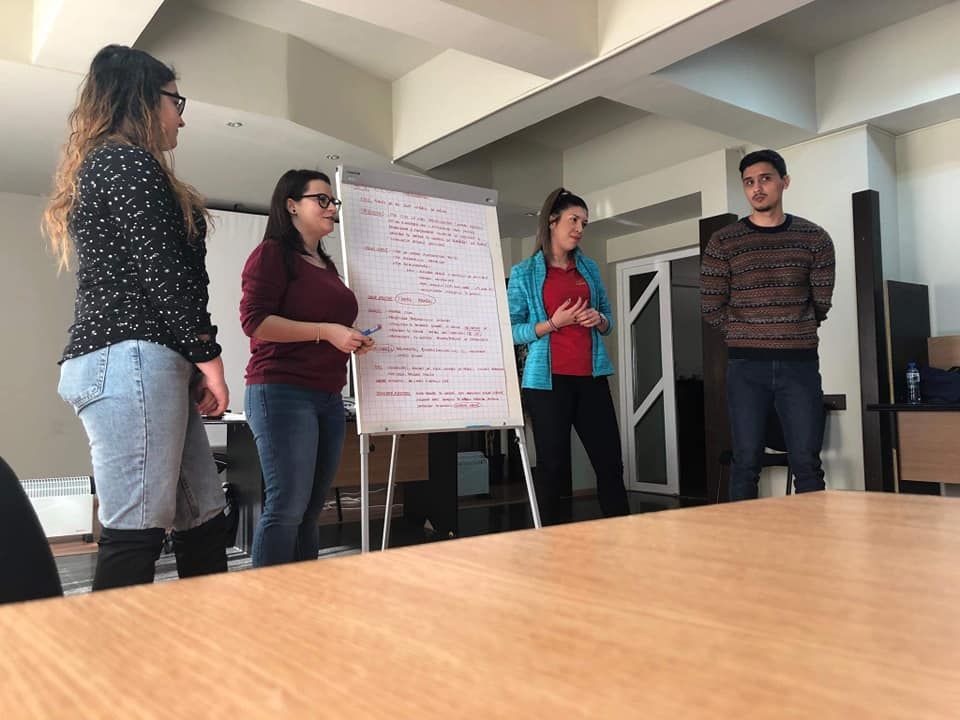 Reprezentanți ai Asociației Elevilor din Călărași, prezenți la un training organizat de Forumul Tinerilor din România