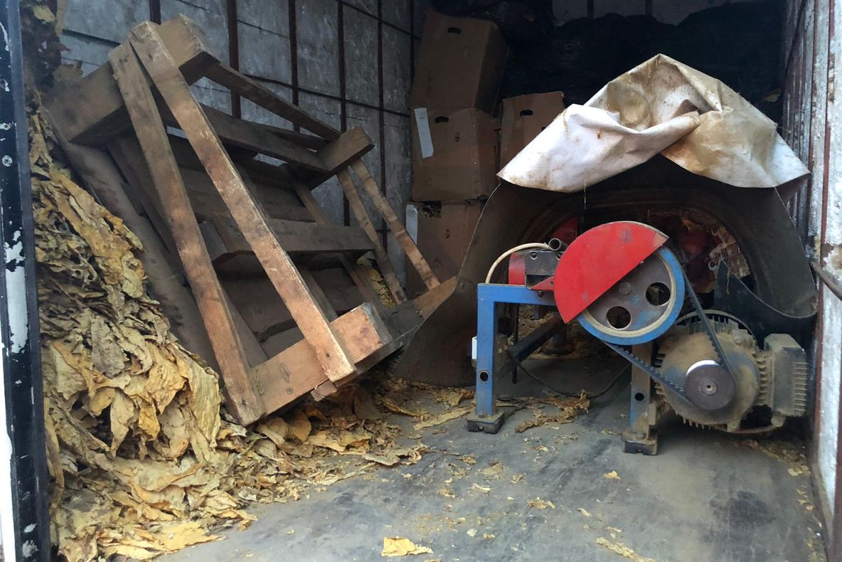 Video | Percheziții la persoane bănuite de contrabandă cu tutun