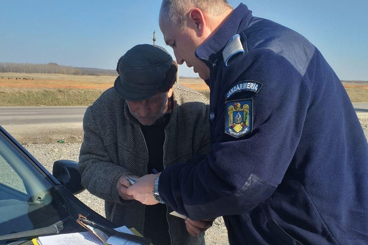 Un portofel cu 840 de lei în el, returnat bătrânului care-l pierduse de un jandarm