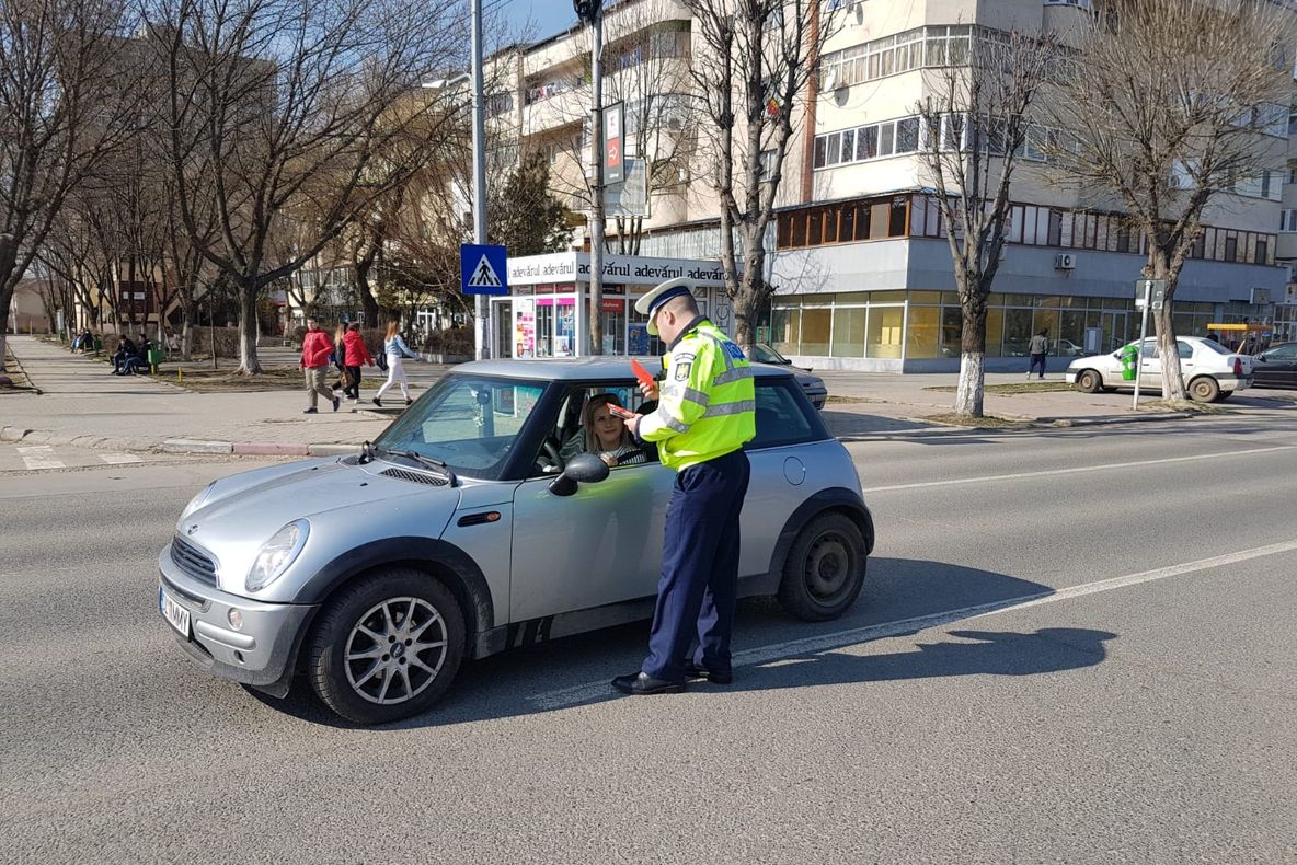 Polițiștii călărășeni le-au sancționat, astăzi, pe șoferițe cu felicitări