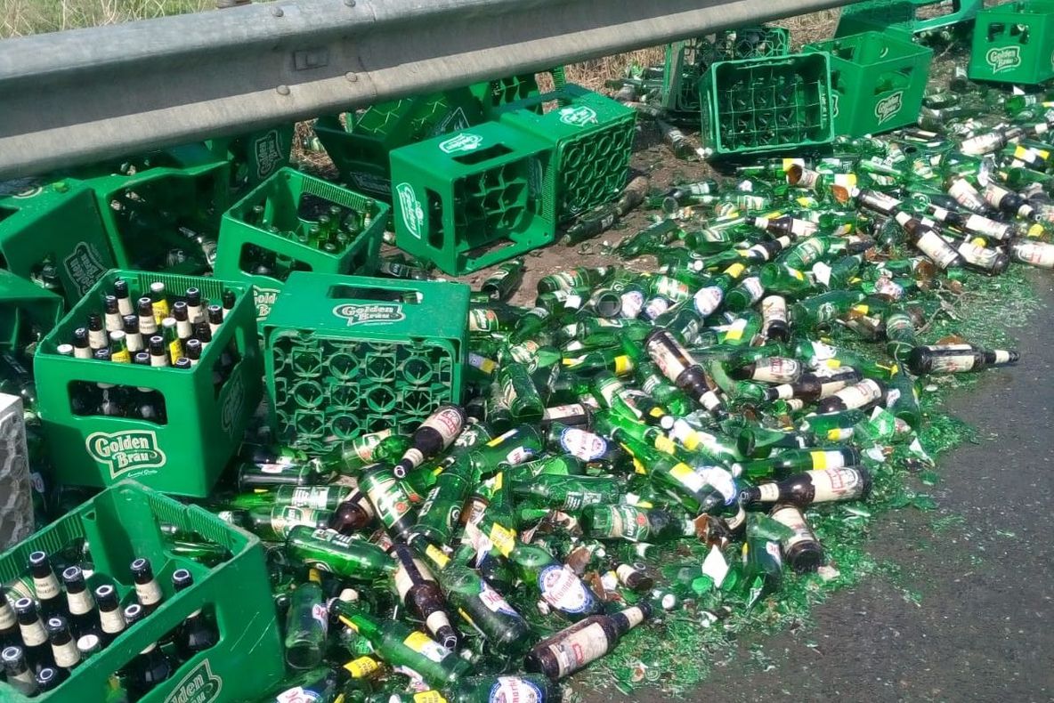 Video | Ce risipă! Un autotren încărcat cu lăzi de bere a pierdut marfa pe drum la Drajna