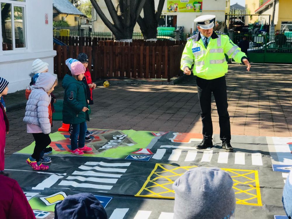 Polițiștii au desfășurat lecții interactive de educație rutieră cu cei mici