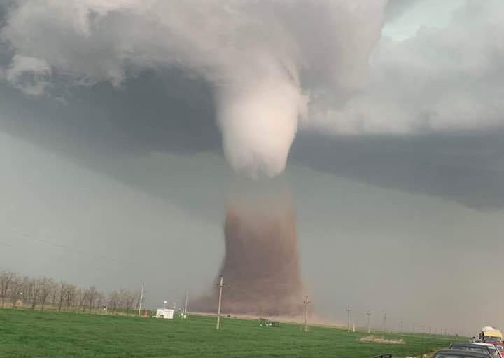 Meteorologii avertizează: În Bărăgan nu este exclusă apariția de tornade în această perioadă