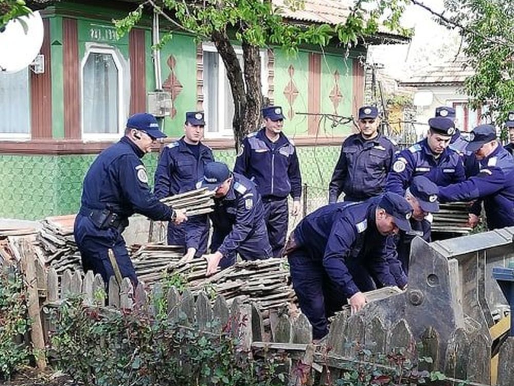 Jandarmii călărăşeni au sărit în sprijinul persoanelor afectate de tornadă