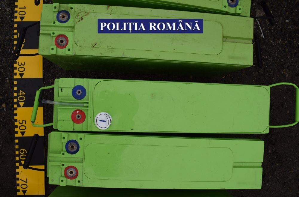Hoți de acumulatori de mare capacitate de telefonie mobilă, prinși de polițiști. Prejudiciu de 14.500 euro